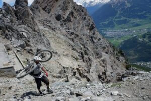 Mountainbiker vor Bergpanorama