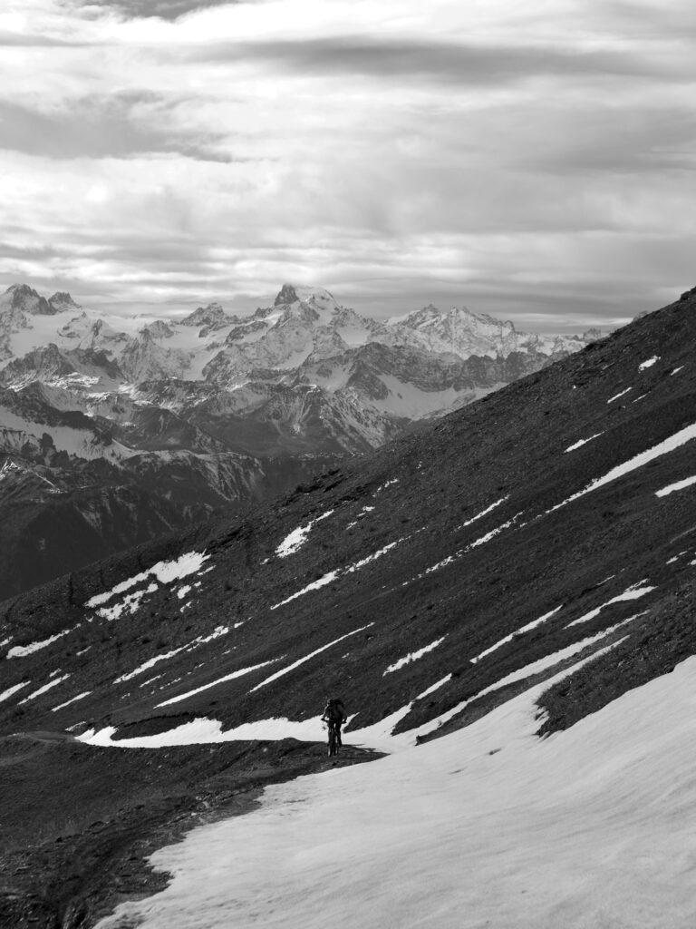 Trailride durch Alpenlandschaft