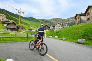 Mountainbiker auf Passhöhe