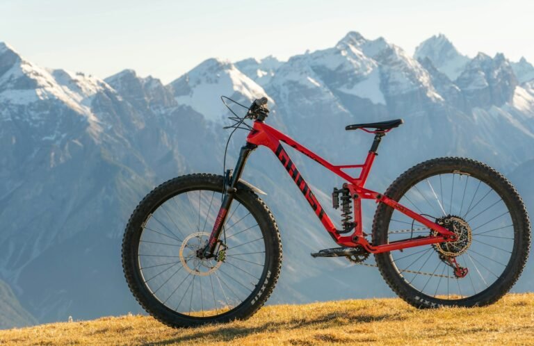 Gruppe von Bikern auf Bergstraße
