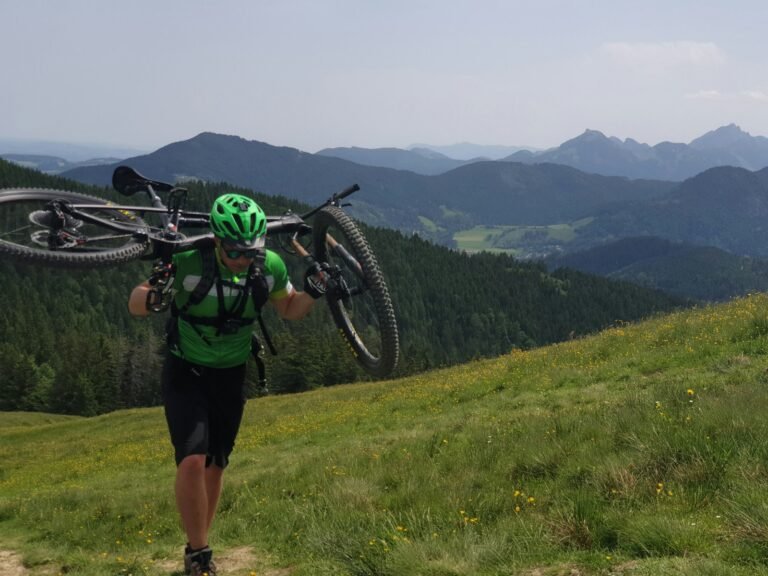 Mountainbiker am Gipfelkreuz