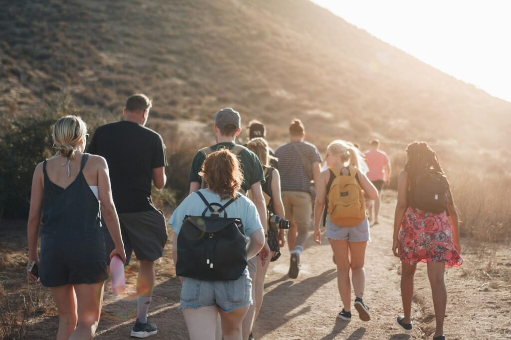 Drei Freunde beim Wandern in den Bergen
