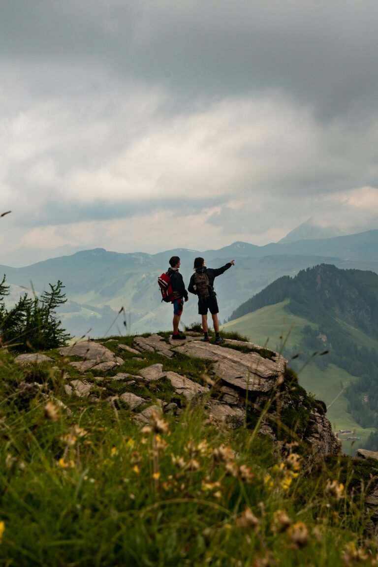 Freunde beim Wandern mit Rucksack